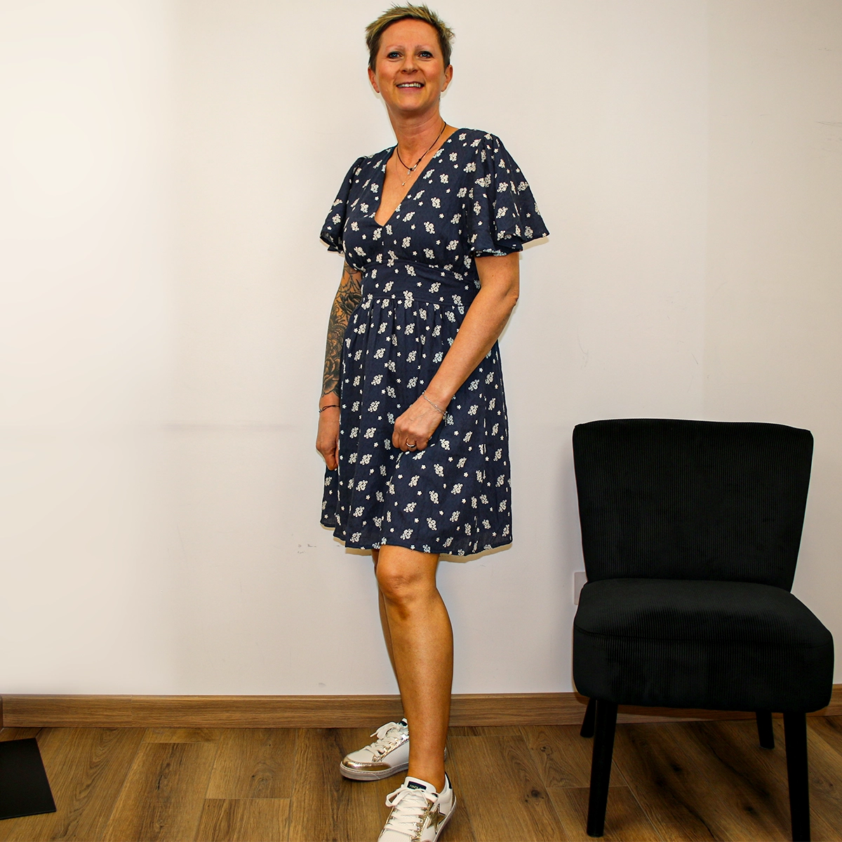 Robe courte fluide fleurie : Le guide look de votre été – Image 3